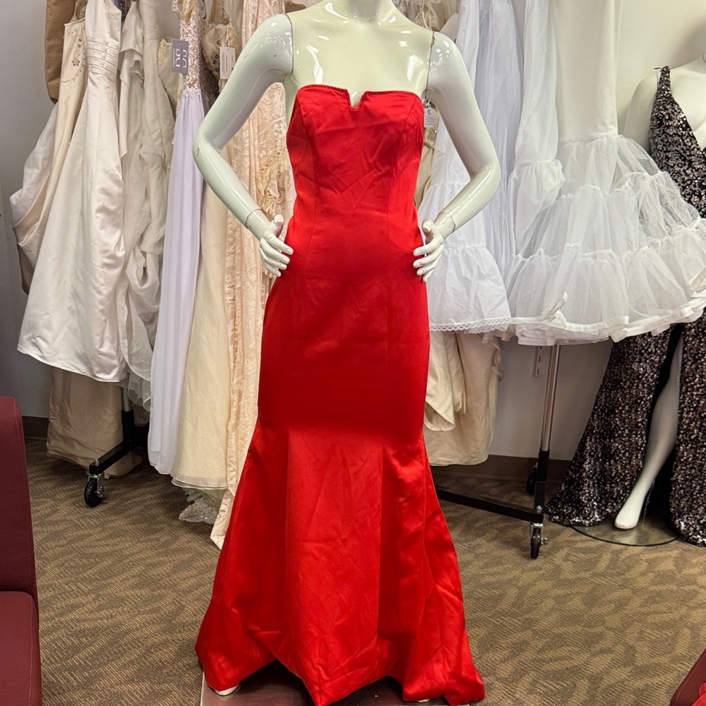 Nova Luxe Elegant Red Strapless Evening Gown